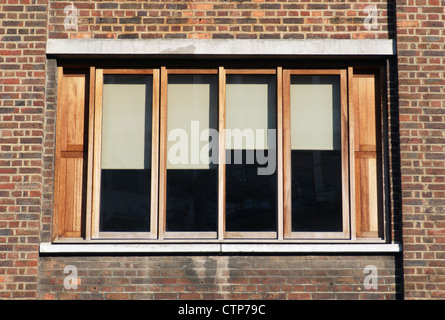 Neue Fenster mit Jalousien an einem alten Bürogebäude, City of London, UK. Stockfoto