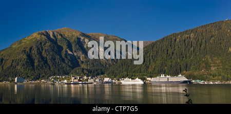 Blick auf die Innenstadt von Juneau von Douglas Island, südöstlichen Alaska, Sommer Stockfoto