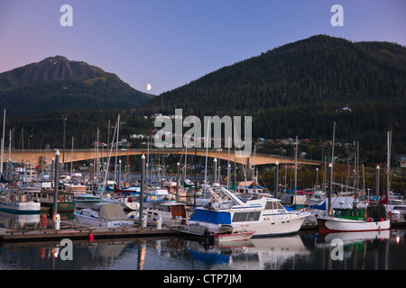 Mondaufgang über Douglas Island und Harris Hafen bei Sonnenuntergang, Juneau, Alaska Southeast, Sommer Stockfoto