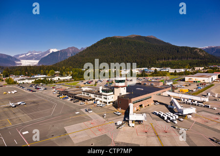 Luftaufnahme von Südosten Juneau International Flughafen, Juneau, Alaska, Sommer Stockfoto