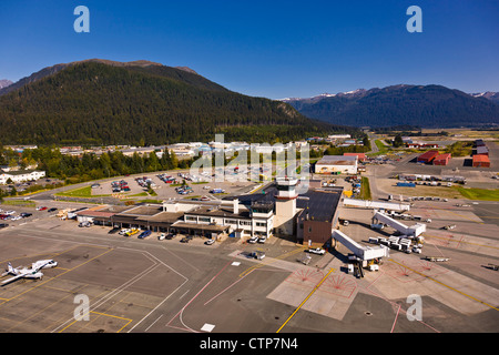 Luftaufnahme von Südosten Juneau International Flughafen, Juneau, Alaska, Sommer Stockfoto