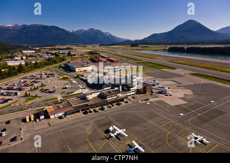 Luftaufnahme von Südosten Juneau International Flughafen, Juneau, Alaska, Sommer Stockfoto