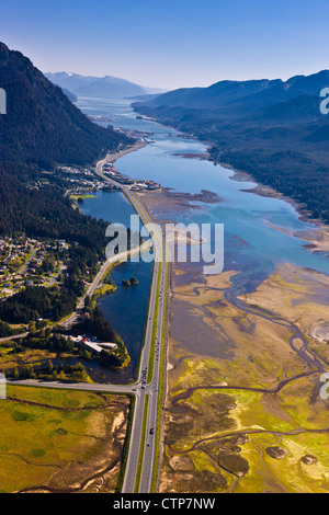 Luftbild mit Blick auf Mendenhall Feuchtgebiete State Game Refuge in Richtung Stadt Juneau, Alaska Southeast, Sommer Stockfoto