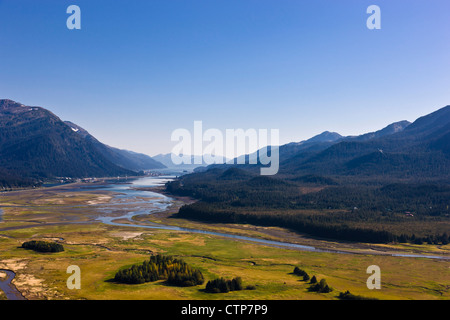 Luftbild mit Blick auf Mendenhall Feuchtgebiete State Game Refuge in Richtung Stadt Juneau, Alaska Southeast, Sommer Stockfoto