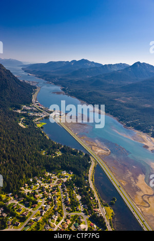 Luftbild mit Blick auf Mendenhall Feuchtgebiete State Game Refuge in Richtung Stadt Juneau, Alaska Southeast, Sommer Stockfoto