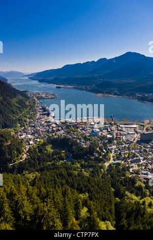 Luftaufnahme der Innenstadt von Juneau und Lynn Canal Blick nach Süden über den Gold Creek Valley, südöstlichen Alaska, Sommer Stockfoto