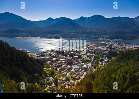 Luftaufnahme der Innenstadt von Juneau und Lynn Canal Blick nach Süden über den Gold Creek Valley, südöstlichen Alaska, Sommer Stockfoto