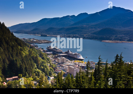 Luftaufnahme der Innenstadt von Juneau und Lynn Canal Blick nach Süden über den Gold Creek Valley, südöstlichen Alaska, Sommer Stockfoto