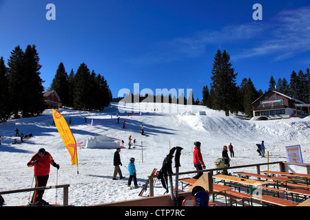 Skifahrer auf der Piste, Feldberg ski Resort, Schwarzwald, Schwarzwald, Deutschland, Europa Stockfoto