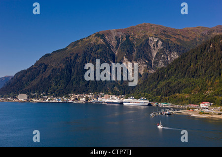 Luftaufnahme des Lynn Canal und der Innenstadt von Juneau mit Mount Juneau im Hintergrund, südöstlichen Alaska, Sommer Stockfoto