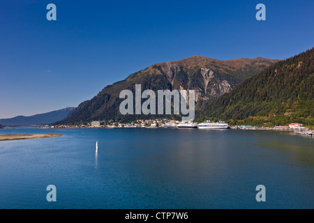 Luftaufnahme des Lynn Canal und der Innenstadt von Juneau mit Mount Juneau im Hintergrund, südöstlichen Alaska, Sommer Stockfoto