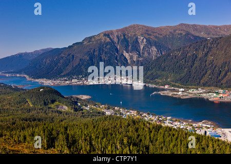 Luftaufnahme, Blick von oben Douglas Island in Richtung Lynn Canal und der Innenstadt von Juneau, Alaska Southeast, Sommer Stockfoto