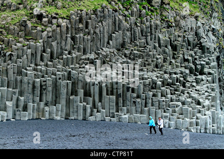 Röhrenförmige Basaltsäulen am Reynisfjara Strand, Süden Islands Stockfoto