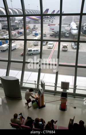 Abflug-Gate und Wartebereich am Suvarnabhumi Flughafen oder der New Bangkok International Airport in Bangkok, Thailand. Stockfoto