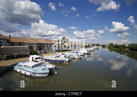 Der Yachthafen von Saint Gilles, Gard, Languedoc Roussillon, Frankreich Stockfoto