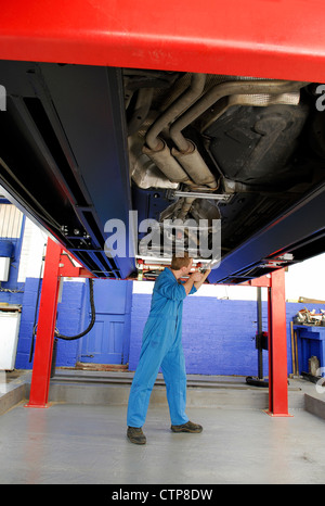 Garage Mechaniker unter Motor Car auf dem Hebezeug Stockfoto