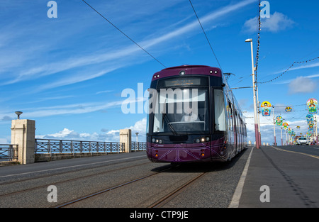 New Style-Straßenbahn entlang der Promenade in Blackpool, England Stockfoto