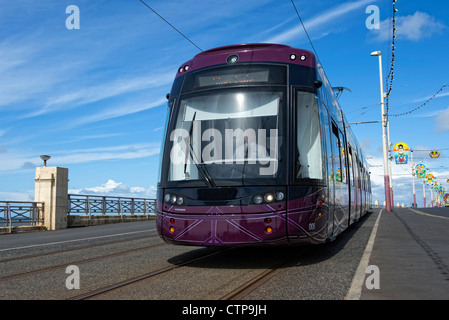 New Style-Straßenbahn entlang der Promenade in Blackpool, England Stockfoto