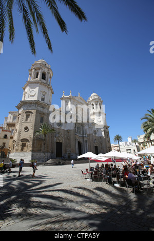 Von Cadiz, Spanien. Malerische Sommer Blick auf die Mitte des 19. Jahrhunderts neoklassischen Cadiz Kathedrale und dem Plaza De La Catedral. Stockfoto