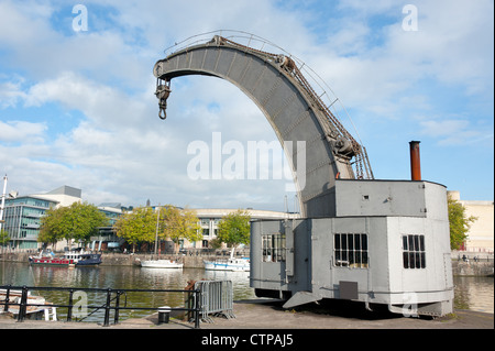 Die Fairbairn Dampf Kran neben dem Fluss Avon in Bristol Dockland, UK. Stockfoto