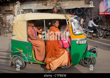 Voll beladen Autorikscha, dreirädriges motorisiertes Taxi Transport von Frauen in traditioneller Kleidung in Mathura, Uttar Pradesh, Indien Stockfoto