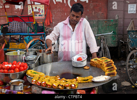 Man kocht auf riesige Pfanne auf der Straße in Alt-Delhi, Indien Stockfoto