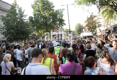 David Walliams die Olympische Fackel außerhalb Islington Town Hall in London als Teil der London 2012 Olympischen Fackellauf. Stockfoto