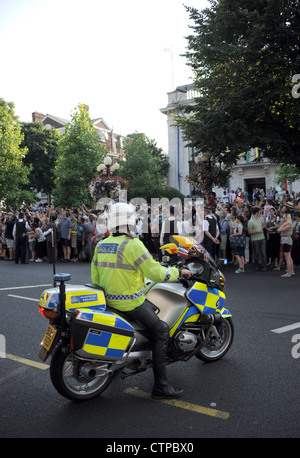 Polizist auf seinem Motorrad außerhalb Islington Town Hall in London warten auf London 2012 Olympische Fackel-Relais. Stockfoto