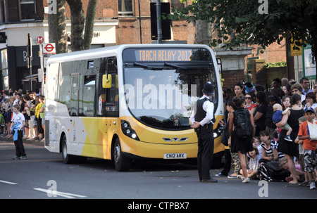 Torch Relay Bus außerhalb Islington Town Hall in London als Teil der London 2012 Olympischen Fackellauf. Stockfoto