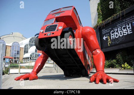 25.07.12 präsentiert der Tschechische Bildhauer David Cerny seine Skulptur mit dem Titel, London Booster, Stockfoto