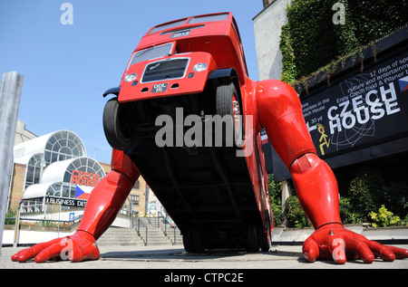 25.07.12 präsentiert der Tschechische Bildhauer David Cerny seine Skulptur mit dem Titel, London Booster, Stockfoto