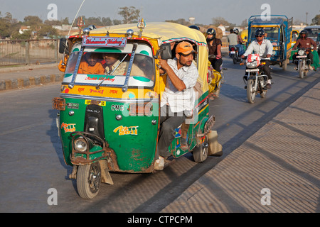 Voll beladen Autorikscha, dreirädriges motorisiertes Taxi in verkehrsreichen in Agra, Uttar Pradesh, Indien Stockfoto