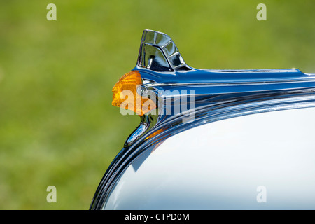 1951 Pontiac Chieftain, Kühlerfigur. Klassischen Vintage American Auto Stockfoto
