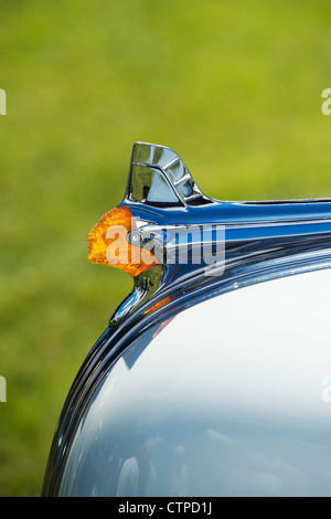 1951 Pontiac Chieftain, Kühlerfigur. Klassischen Vintage American Auto Stockfoto