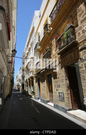 Von Cadiz, Spanien. Malerische Aussicht auf Geschäfte in einer engen Gasse in Calle del Sacramento. Stockfoto