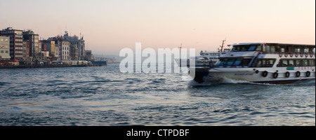 Fähre kommt zur Station Karaköy in Istanbul, Türkei, bei Sonnenaufgang Stockfoto