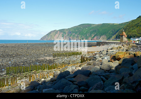 Beach at Lynton, Devon showing rocky and stony nature with steep Old Red Sandstone cliffs and Exmoor moorland from Lynmouth. Stockfoto