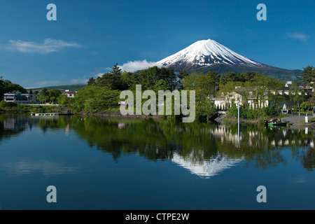 Mount Fuji aus Kawaguchiko See in Japan während des Sonnenaufgangs mit schönen blauen Himmel Stockfoto