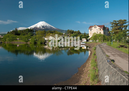 Mount Fuji aus Kawaguchiko See in Japan während des Sonnenaufgangs mit schönen blauen Himmel Stockfoto