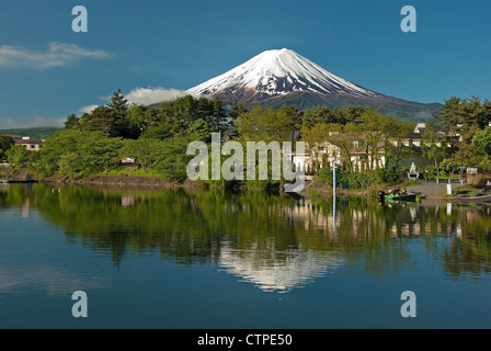 Mount Fuji aus Kawaguchiko See in Japan während des Sonnenaufgangs mit schönen blauen Himmel Stockfoto