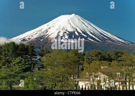 Mount Fuji aus Kawaguchiko See in Japan während des Sonnenaufgangs mit schönen blauen Himmel Stockfoto