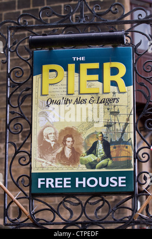 Der Pier, der Quality Ales & Lagers verkauft; Free House  Hanging Pub-Schild in Whitby, einer Küstenstadt in North Yorkshire, Großbritannien Stockfoto