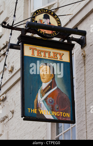 The Wellington; ein Tetley Painted Pub Schild in Whitby, einer Küstenstadt in North Yorkshire, Großbritannien Stockfoto