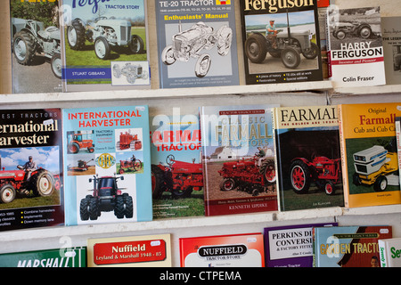 Eine Auswahl von Traktor-Bücher auf dem Display, Borrowby jährliche landwirtschaftliche zeigen, North Yorkshire Dales, UK Stockfoto