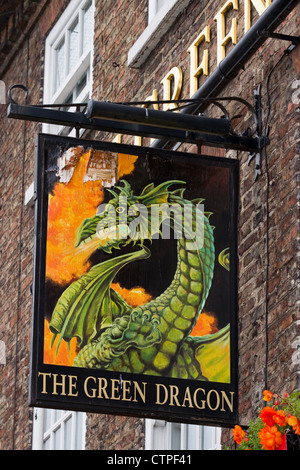 Das Schild „Green Dragon“ aus Metall, ein Pub-Schild, das Schild „Inn pennine Way“, Bedale, eine Stadt in North Yorkshire, Großbritannien Stockfoto