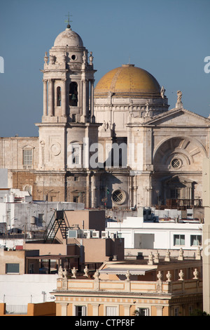 Von Cadiz, Spanien. Blick auf die Mitte des 19. Jahrhunderts erhöhte neoklassizistischen Kathedrale von Cadiz. Stockfoto