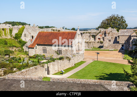 Carisbrooke Castle, Isle Of Wight, Hampshire, England, Vereinigtes Königreich, mit Kirche St. Nikolaus in Castro und Prinzessin Beatrice Garten Stockfoto