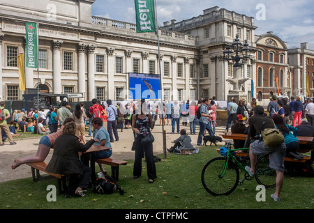 Zuschauer Uhr live TV-Berichterstattung über die Diving-Veranstaltung im old Royal Naval College, Greenwich am 4. Tag der Olympischen Spiele 2012 in London. Greenwich Park ist Gastgeber der Olympischen Reitwettbewerbe plus die kombinierte laufen und schießen-Event von dem modernen Fünfkampf. Das Old Royal Naval College ist das architektonische Herzstück der Maritime Greenwich, einem UNESCO-Welterbe in Greenwich, London. Stockfoto