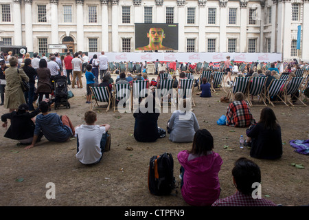 Zuschauer Uhr live TV-Berichterstattung über die Diving-Veranstaltung mit jungen Team GB Athlet Tom Daley im old Royal Naval College, Greenwich am 4. Tag der Olympischen Spiele 2012 in London. Greenwich Park ist Gastgeber der Olympischen Reitwettbewerbe plus die kombinierte laufen und schießen-Event von dem modernen Fünfkampf. Das Old Royal Naval College ist das architektonische Herzstück der Maritime Greenwich, einem UNESCO-Welterbe in Greenwich, London. Stockfoto