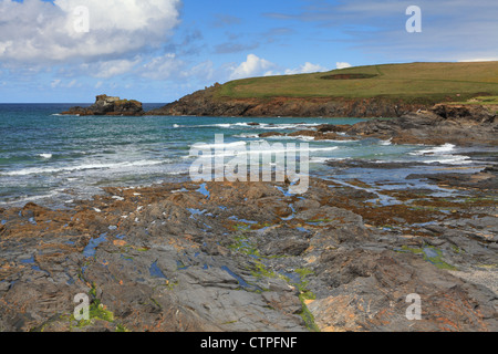Blick über Newtrain Bay in Richtung Trevone Bay, North Cornwall, England, UK Stockfoto